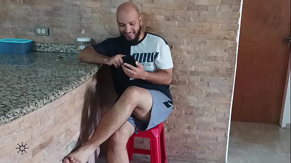 Image My stepbrother caught me masturbating in the middle of a video call and helps me finish - Porn in Spanish.