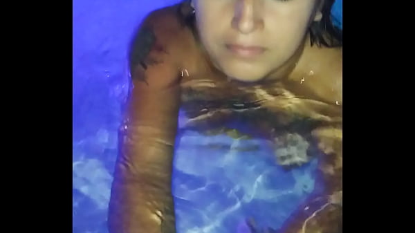 Image Puta mexicana mamando verga en la piscina sin miedo ser vista por los vecinos