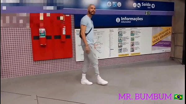 Image MACHO SAFADO DE PAU DURO NA ESTA&Ccedil_&Atilde_O DO METR&Ocirc_ N&Atilde_O DISFAR&Ccedil_OU E MOSTROU O QUE QUERIA.  MRBUMBUMBRASIL ACEITA QUALQUER DESAFIO.  CENTENAS DE AVENTURAS NO RED.
