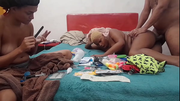 Image Fodendo o cuzinho da minha esposa na presen&ccedil_a da minha enteada...
