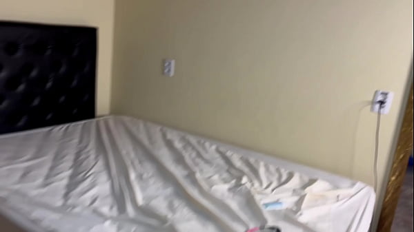 Image Aproveitei que meu marido saiu e fui cadela de 2 machos na casa de praia.