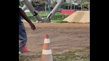 Image Observando homen trabalhando na obra sozinho, chega nele e pergunta se ele curte uma mamada no sigilo