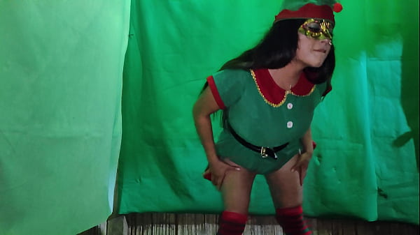 Image COCHINA!! DUENDE HEMBRA DE LA NAVIDAD ESTA MUY CALIENTE MIENTRAS ESPERA LA NOCHE BUENA PARA ENCONTRAR UN MACHO SUCIO QUE LE INSERTE UN GRAN PENE EN SU VAGINA LATINA