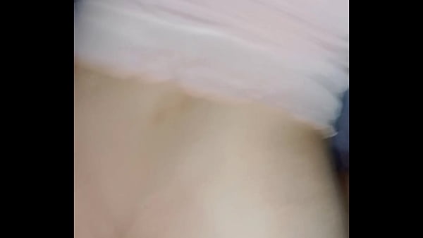 Image POV casero en el colch&oacute_n: mi novia con remera rosa y el celular en mano