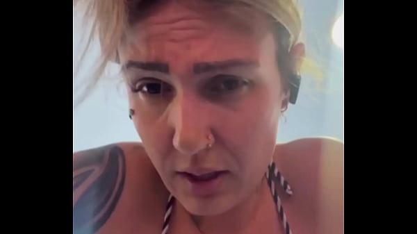 Image Treinando s&oacute_ de biqu&iacute_ni fio dental na academia de frente a praia . Cheguei ficar toda molhada de tanto tes&atilde_o que escorria nas pernas parecia &aacute_gua do mar !