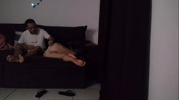 Image madrasta divide sofa com enteado.