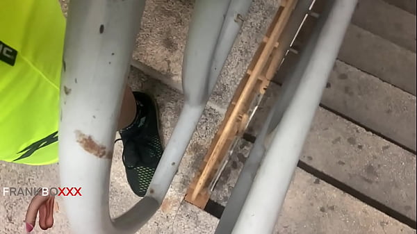 Image En las escaleras una mano me masturba hasta venirnos los dos.