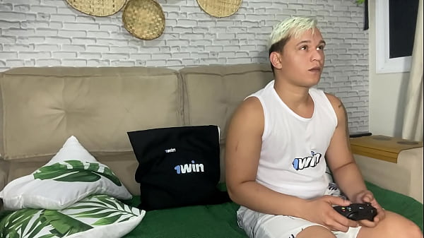 Image Minha vizinha safada perdeu no fut e teve que pagar aposta e ainda tirou a camisinha e sentou no pelo a safada