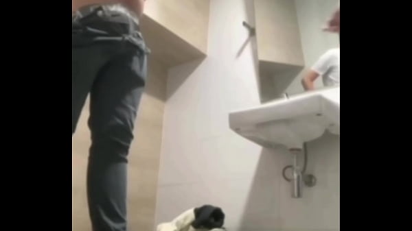 Image Follado por un hombre hetero en ba&ntilde_o p&uacute_blicos