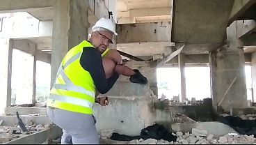 Image Eletricista safado tr&aacute_s os consolos da esposa, pro seu colega enfia nele na obra, fica todo arreganhado