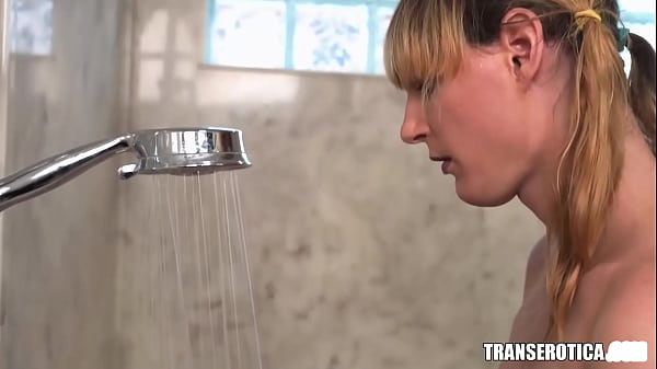 Image Blonde TS Roxxie Moth Sprays With Jizz Nikki Venus' Face!