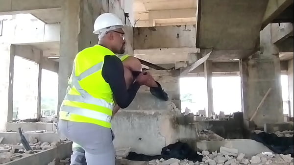 Image No intervalo do trampo o Eletricista enfiou um consolo no cu do seu parceiro