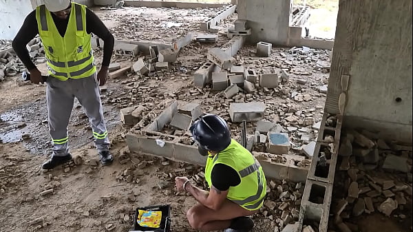 Image Sozinhos na obra os eletricista safados brincam com pinto de borracha