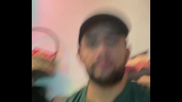 Image TORCEDOR DO PALMEIRAS COMEMORANDO VITORIA DO JOGO COM UMA BOA LEITADA.