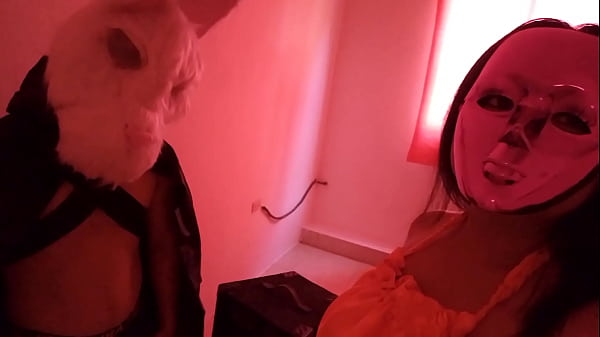 Image SORPRENDENTE Y REAL!! LA MODELO LLEVA A UN CONEJO MALO EN LA FIESTA DE LOS DISFRACES Y TERMINAN FOLLANDO MUY INTENSO EN PLENA FIESTA. PORNO REAL CASERO. 1