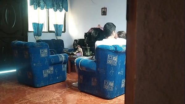 Image Mi hermanastra cree que no hay nadie en casa y se folla a su novio en la sala de estar. La delatar&eacute_
