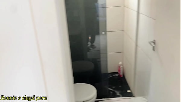 Image Espiei minha enteada saindo do banho , tive que meter a madeira na safada ! ( COMPLETO NO RED )