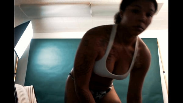 Image Exotic hottie spreads wide open for nasty photogrpaher