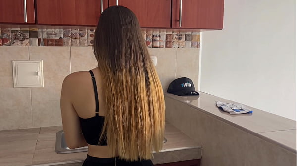 Image Joven sirvienta hace lo que sea por correrse - majoblonde