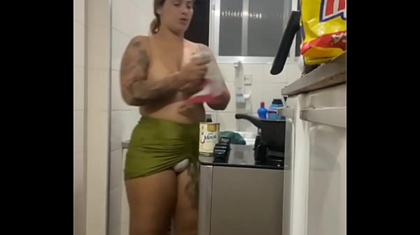 Image FAZENDO LIVE NA COZINHA DE MINI SAIA MOSTRANDO A BUCETA GORDA
