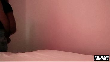 Image Mujer t&iacute_mida, inocente, no le gusta coger con la luz prendida, pero luego de estar ella muy caliente, recibe sexo duro que la hace gritar y gemir.