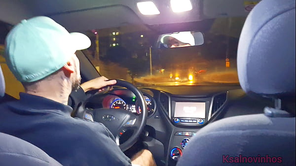 Image Casada com fogo mostra bunda para o motorista de aplicativo tarado que acabam fudendo na rua em p&uacute_blico!