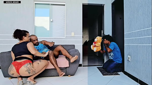 Image Meu namorado bobo me trouxe um presente romantico e mim encontrou fodendo seu irmao no Dia dos Namorados eu prefiro um pau grande no cu