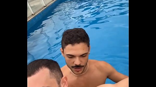 Image Reverzamento de Rola na cu do boy na Piscina do Hotel - Assista Completo