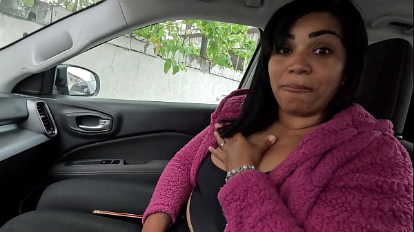 Image Exibi minha buceta no estacionamento do predio e o porteiro ficou doidinho pra me fuder