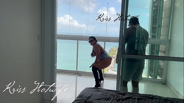 Image Corno do meu marido me filmando enquanto eu me exibia na varanda para os vizinhos