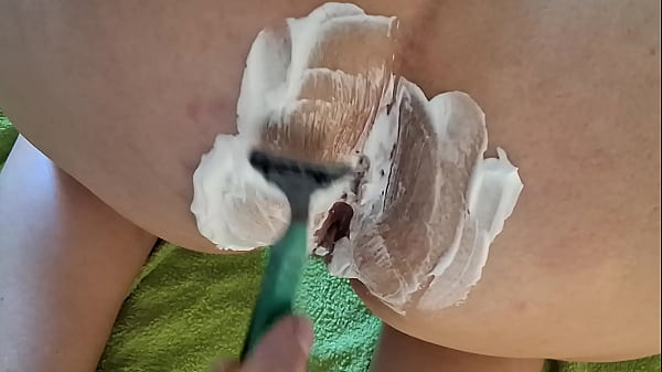 Image Depilazione del culo in primo piano e due dita nel culo