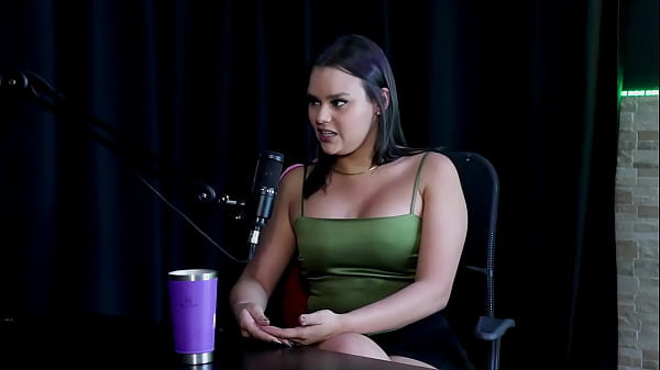 Image Come&ccedil_ou como acompanhante, seu primeiro v&iacute_deo foi com dois homens, n&atilde_o manteve segredo da fam&iacute_lia e tem vontade de fazer gang bang - Maria Bittencourt (SHEER/RED)
