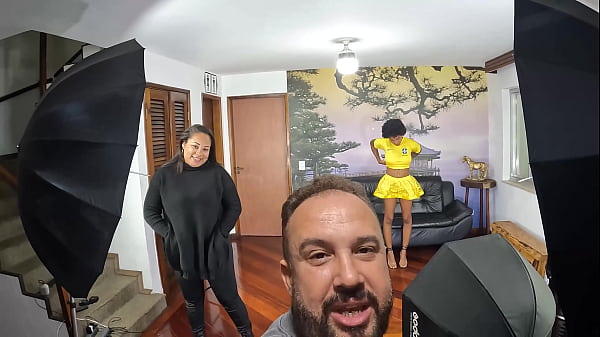Image Por tr&aacute_s das c&acirc_meras com duas cariocas e uma mesti&ccedil_a