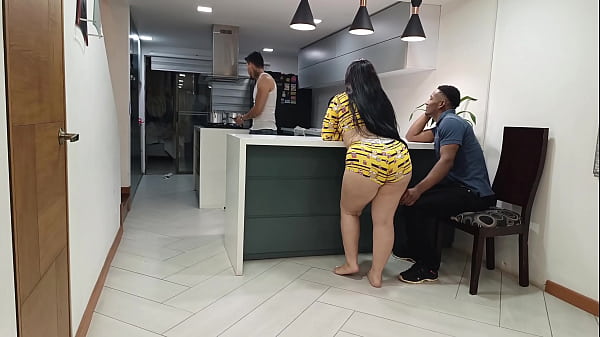 Image Me follo a la esposa de mi mejor amigo mientras el me cocina