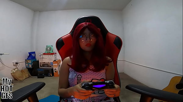 Image Mientras Kelly se divierte con los videojuegos, yo me divierto llen&aacute_ndole el co&ntilde_ito de leche