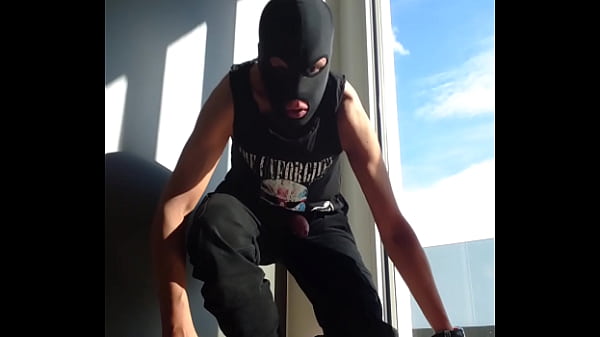 Image Wank from sneakers to barefoot pp