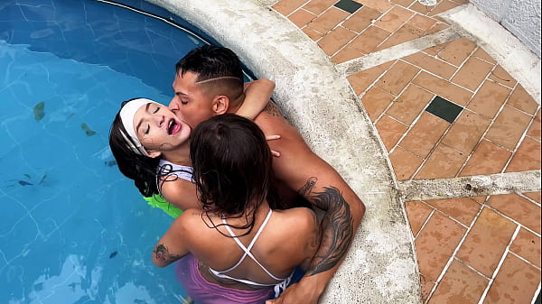 Image SEDUZCO A DOS DE MIS ESTUDIANTES EN MEDIO DE LA CLASE Y TERMINO FOLLANDOLAS DURO EN LA PISCINA