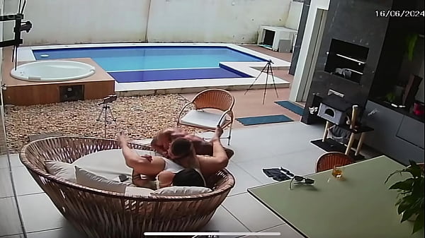 Image Vazou Imagens da c&acirc_mera externa que mostram fot&oacute_grafo fodendo com modelo esposa de seu amigo