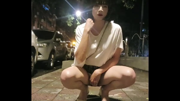 Image 【Shemale】ting xuan outdoor pee and show the underwear