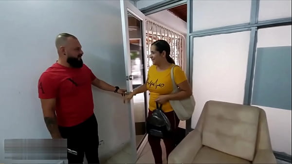 Image Me follo a la mejor amiga de mi madrastra mientras estamos solos en casa y cumplo mi fantas&iacute_a sexual de follarme duro a una MILF - Historia completa - Porno en Espa&ntilde_ol