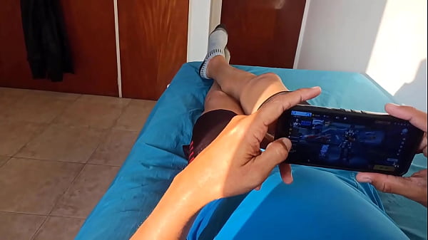 Image Ocupado jugando play pero mi hermanastra me interrumpe solo porque anda cachonda con el deseo de que le rompa el culo en cuatro por que es puta y promiscua - Latina caliente siendo follada por su hermanastro termina con cum facial.