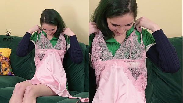 Image Kit Summers &quot_unboxing&quot_ the outfits for try-on and her first response