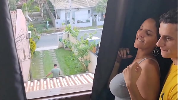 Image Dei pro amigo do meu marido enquanto ele estava no quintal cortando grama e conversando comigo!!