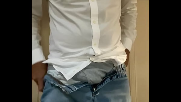 Image Fazendeiro na punheta enquanto os clientes esperam