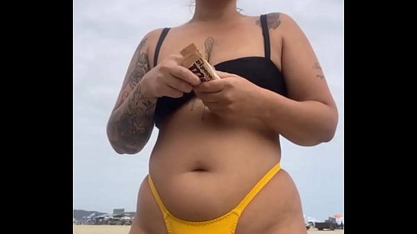 Image USANDO UM BIQUINI AMARELO BEM APERTADO RACHANDO A BUCETA PRA CHAMAR ATEN&Ccedil_&Atilde_O NA PRAIA