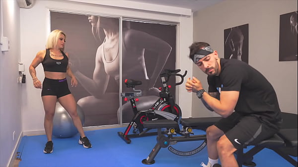 Image Muscular sexy girl takes the control of the gym and ends up fucking with a stranger