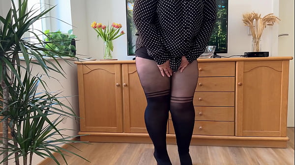 Image Curvy milf's morning golden shower