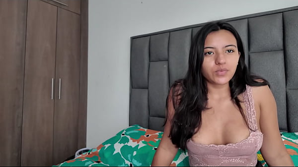 Image latina inexperta pruebra polla por primera vez