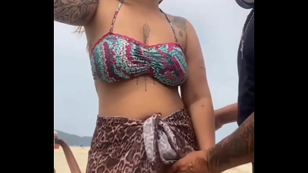 Image FIQUEI PELADINHA NA PRAIA NA FRENTE DO CARA, ELE FICOU DE PAU DURO, E EU DEI UMA PEGADINHA NO PAU