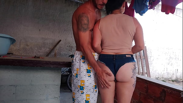 Image A empregada veio com um short jeans curto e justo para me provocar